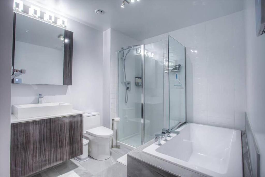 2 Bedroom Condo In The Heart Of The City มอนทรีอัล ภายนอก รูปภาพ