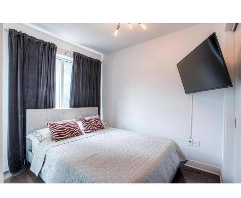 2 Bedroom Condo In The Heart Of The City มอนทรีอัล ภายนอก รูปภาพ