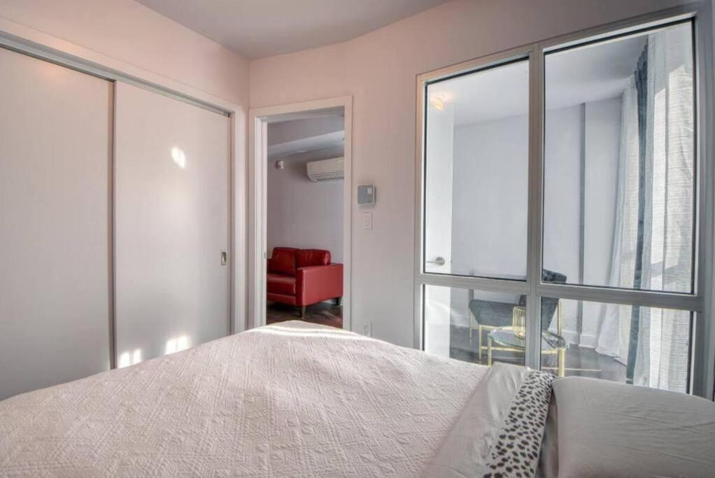 2 Bedroom Condo In The Heart Of The City มอนทรีอัล ภายนอก รูปภาพ