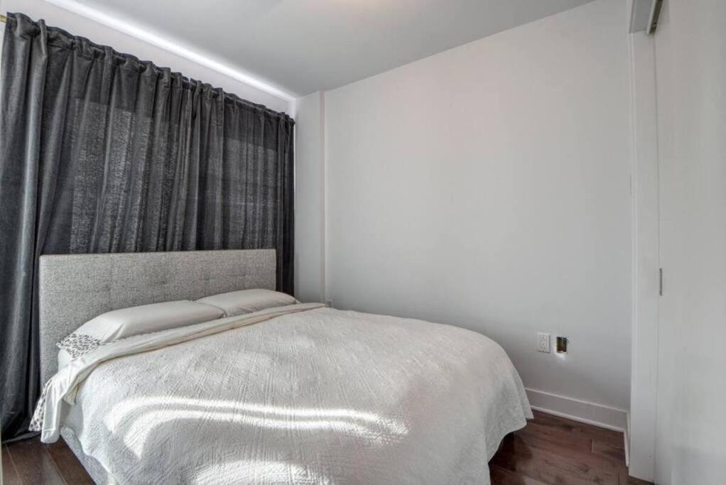 2 Bedroom Condo In The Heart Of The City มอนทรีอัล ภายนอก รูปภาพ