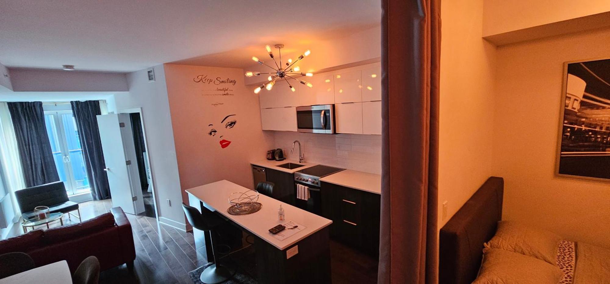 2 Bedroom Condo In The Heart Of The City มอนทรีอัล ภายนอก รูปภาพ